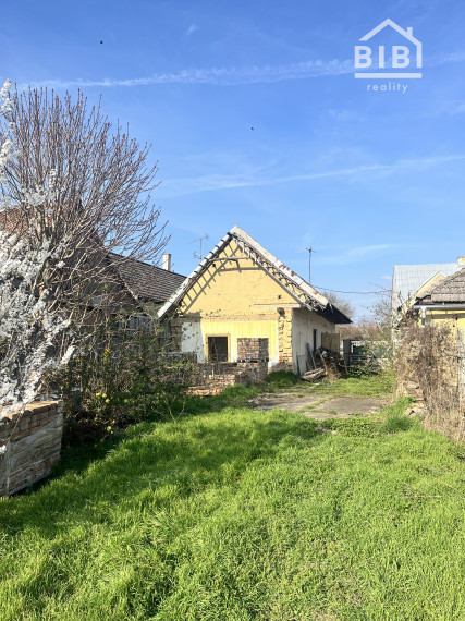 REZERVOVANÉ PREDAJ pozemok so starším domom, Ostrov