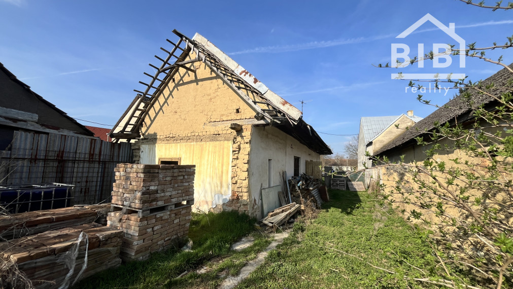 REZERVOVANÉ PREDAJ pozemok so starším domom, Ostrov