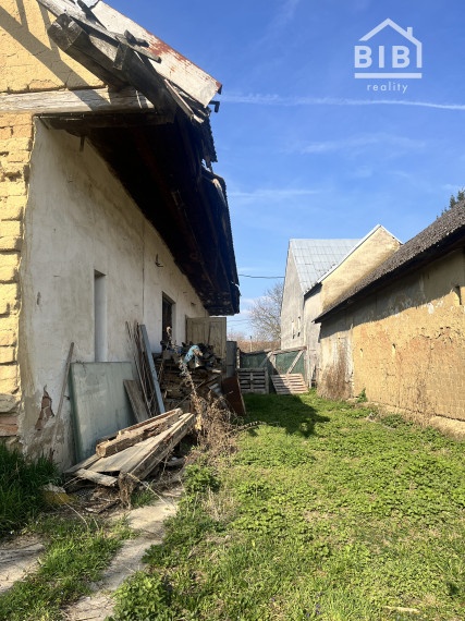 REZERVOVANÉ PREDAJ pozemok so starším domom, Ostrov