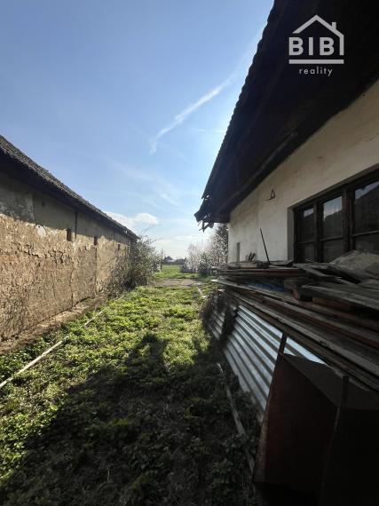 REZERVOVANÉ PREDAJ pozemok so starším domom, Ostrov