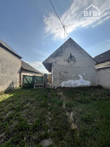 REZERVOVANÉ PREDAJ pozemok so starším domom, Ostrov