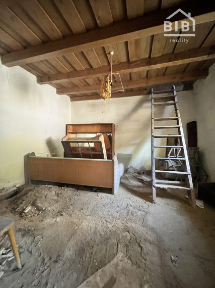 REZERVOVANÉ PREDAJ pozemok so starším domom, Ostrov