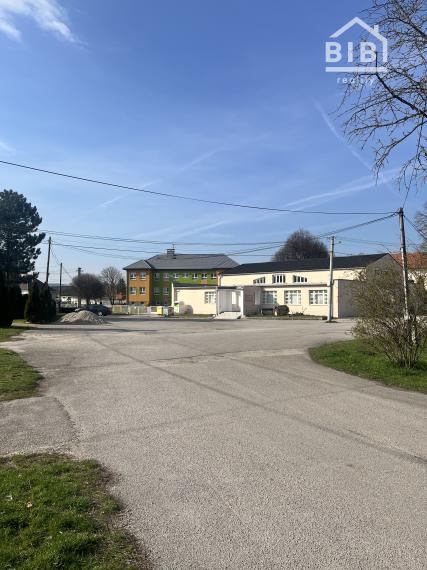 REZERVOVANÉ PREDAJ pozemok so starším domom, Ostrov