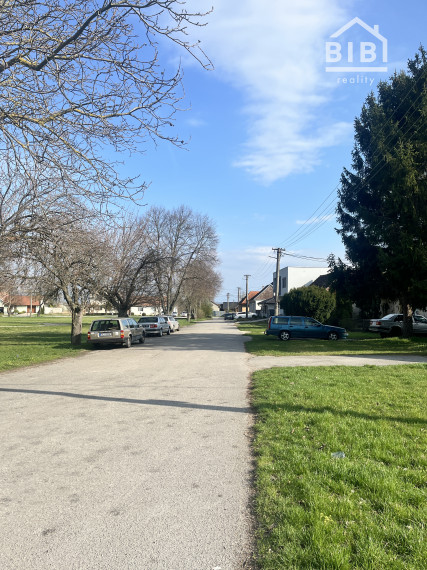 REZERVOVANÉ PREDAJ pozemok so starším domom, Ostrov