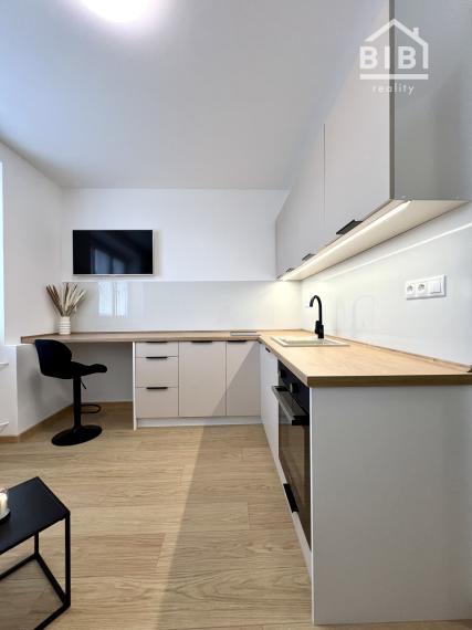 *REZERVOVANÉ*Exkluzívny byt, garsónka NMnV so záhradkou, kompletná rek.