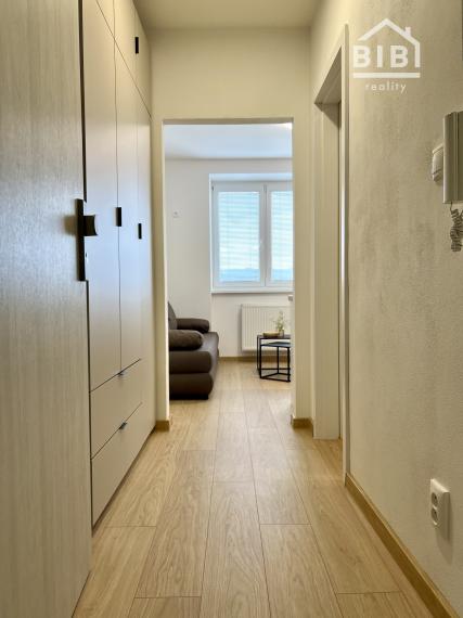 Exkluzívny byt, garsónka NMnV so záhradkou, kompletná rek.