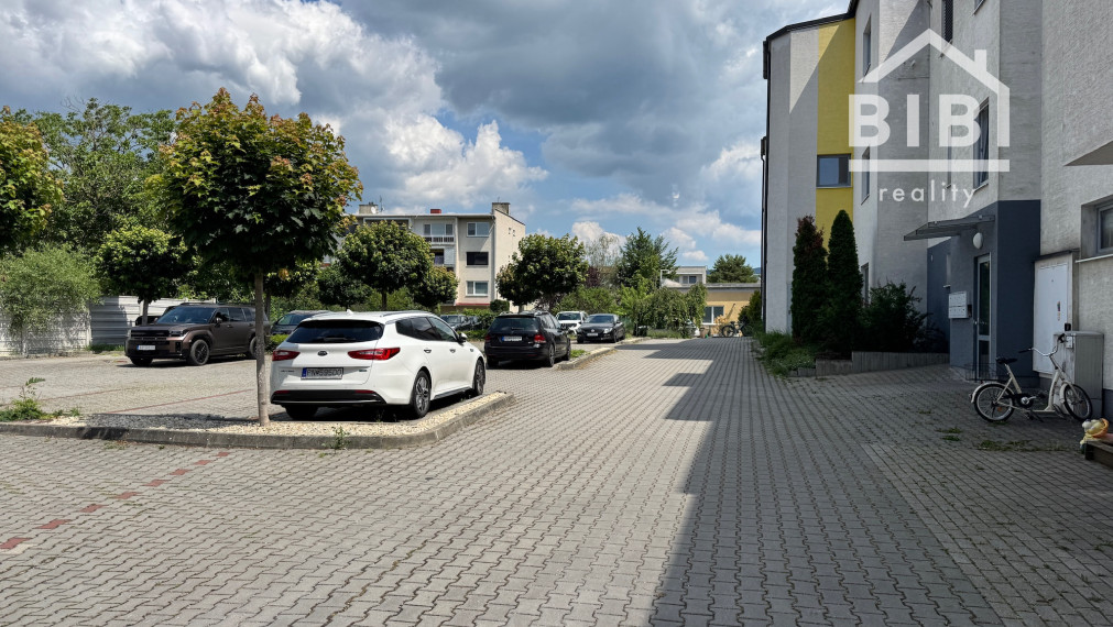 PREDAJ Priestranná garsónka s parkovaním - Piešťany Zornica