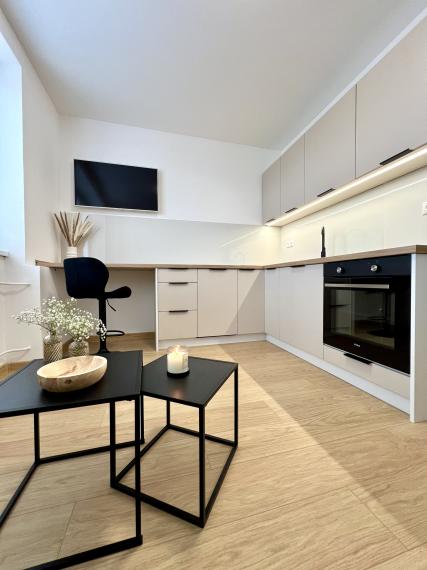 PREDAJ Exkluzívny byt, garsónka NMnV so záhradkou, kompletná rek.