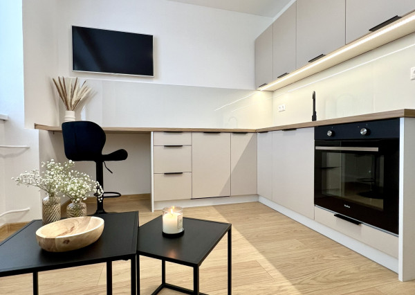 PREDAJ Exkluzívny byt, garsónka NMnV so záhradkou, kompletná rek.