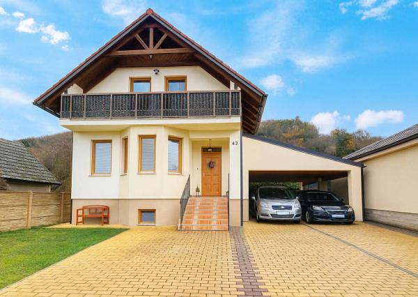 PREDAJ priestranný 4-izbový rodinný dom, Sokolovce