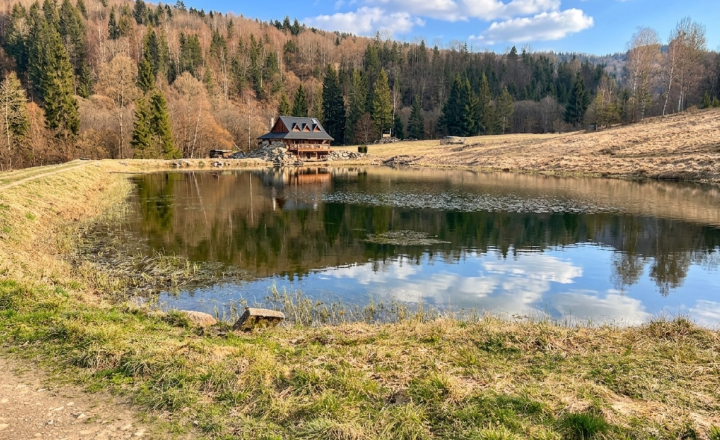 *REZERVOVANÉ* Chata s jazerom a pozemkami 121 000 m2 - fotografia 5
